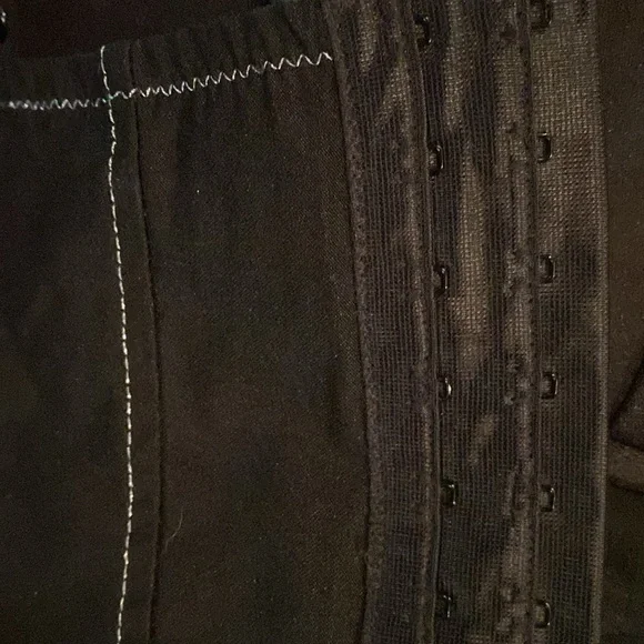 Black bustier with lace up front - Picture 4 of 10